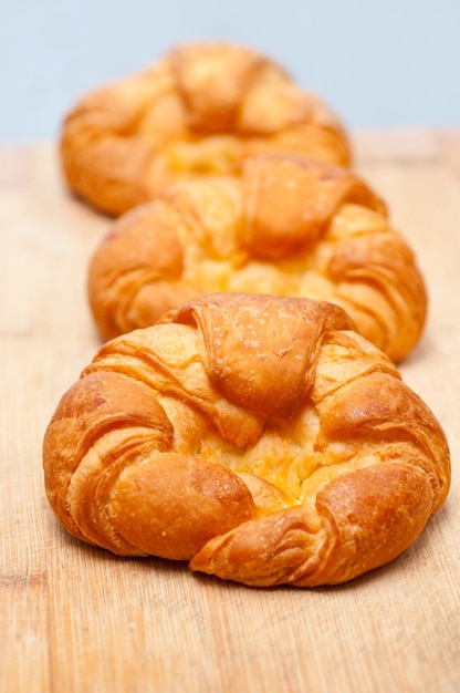 Close-up van croissants die op tafel worden geserveerd