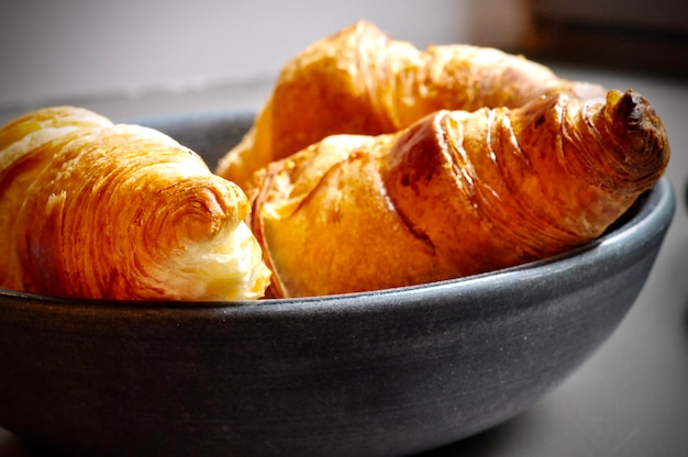 Close-up van croissants in een schaal