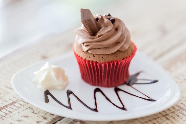 Close-up van cupcake geserveerd in een bord op tafel