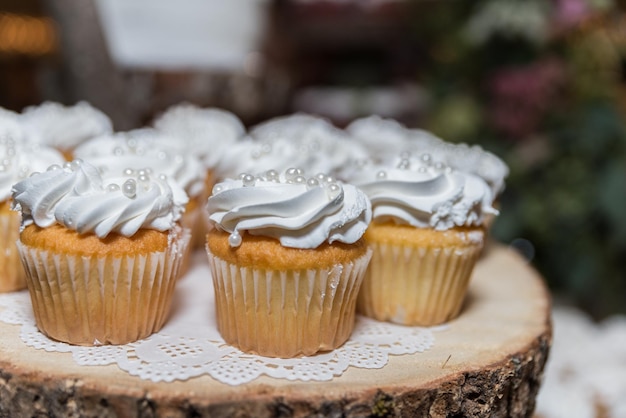 Close-up van cupcakes op een houten tafel