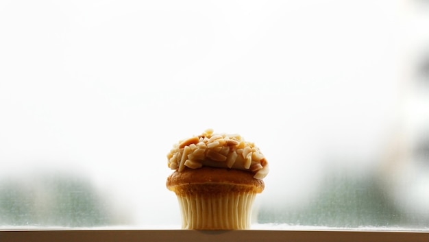 Foto close-up van cupcakes op het raam