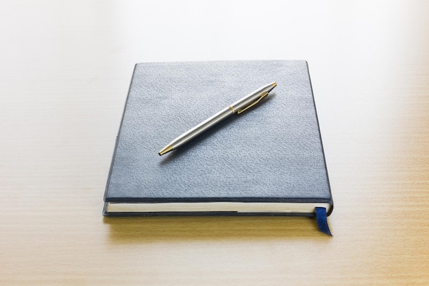 Close-up van dagboek en pen op tafel