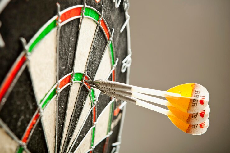 Foto close-up van darts aan boord tegen een grijze achtergrond