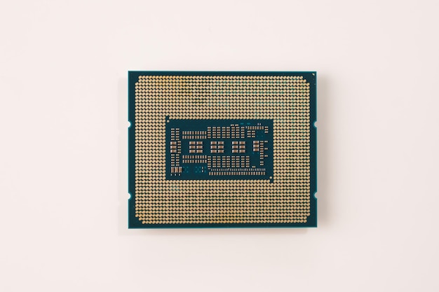 Close-up van de achterkant van een computerprocessorchip geïsoleerd op een witte achtergrond