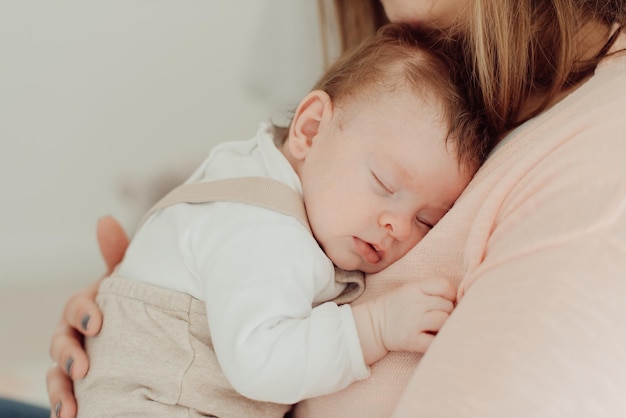 Close-up van de baby die thuis op het bed slaapt