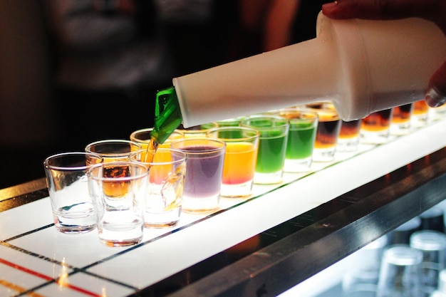 Close-up van de barman die drankjes serveert