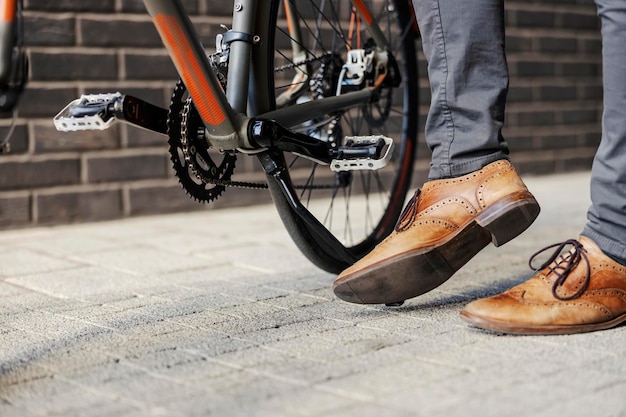 Close-up van de beenhefhendel op een fiets