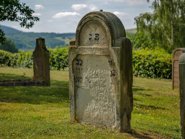 Close-up van de begraafplaats op het veld tegen de lucht