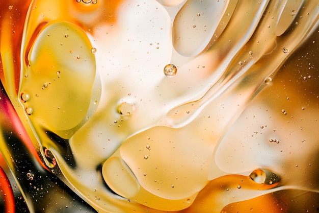Close-up van de beweging van oliedruppels op het wateroppervlak Kleurrijke abstracte macroachtergrond van oliedruppels op het wateroppervlak
