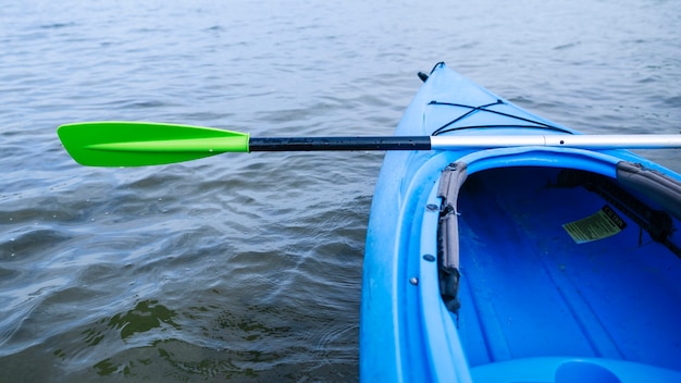 Close-up van de boeg van een kajak op een stille vijver