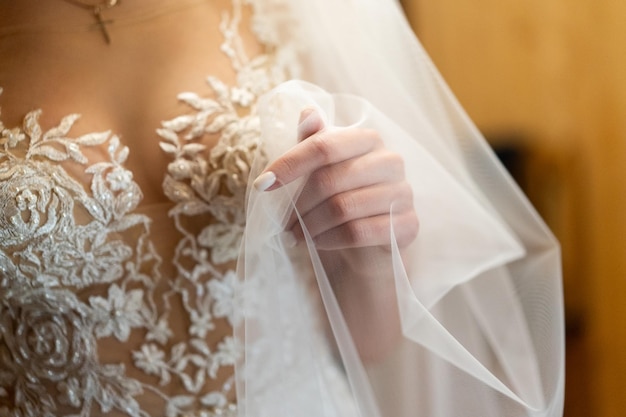 Close-up van de bruid in een trouwjurk