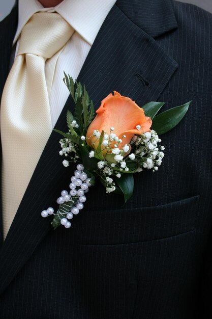 Close-up van de bruidegom die een boutonnière draagt