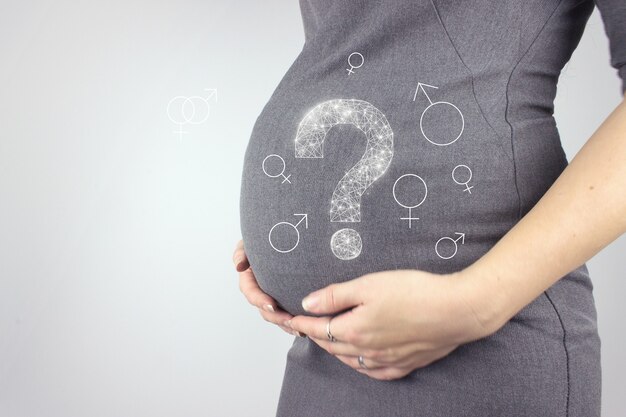 Close up van de buik van de zwangere vrouw met hologram vraagteken. Zwangerschap, moederschap concept.