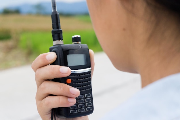 Foto close-up van de buik van een vrouw met een walkie-talkie