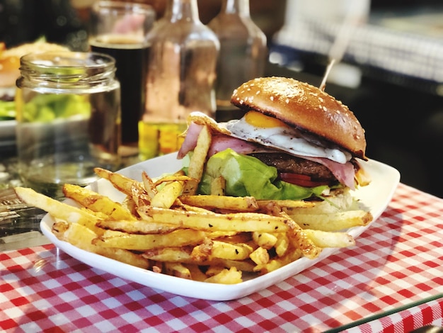 Foto close-up van de burger op tafel.