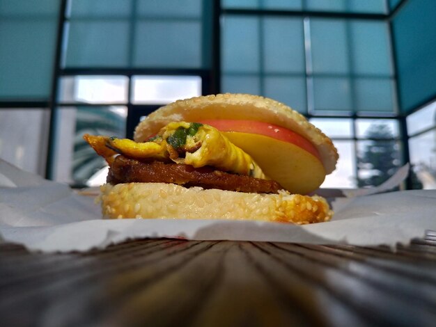 Foto close-up van de burger op tafel.