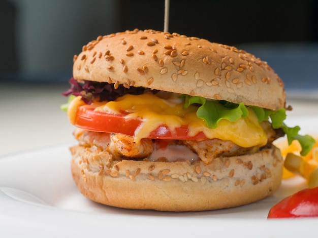 Close-up van de burger op tafel.