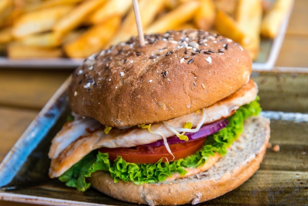Close-up van de burger op tafel.