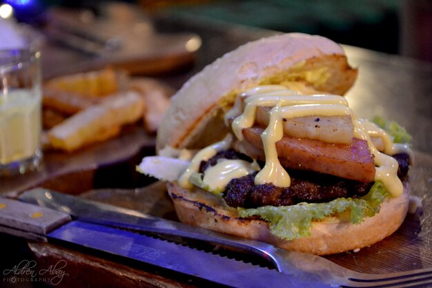 Foto close-up van de burger op tafel.