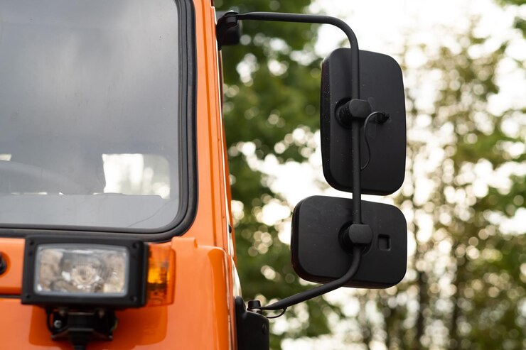 Foto close-up van de cabine van een oranje vrachtwagen