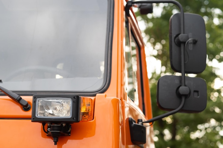 Foto close-up van de cabine van een oranje vrachtwagen