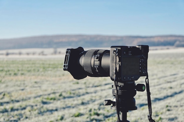 Foto close-up van de camera op het landschap tegen de lucht