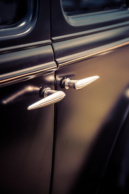Foto close-up van de deurknop van een vintage auto