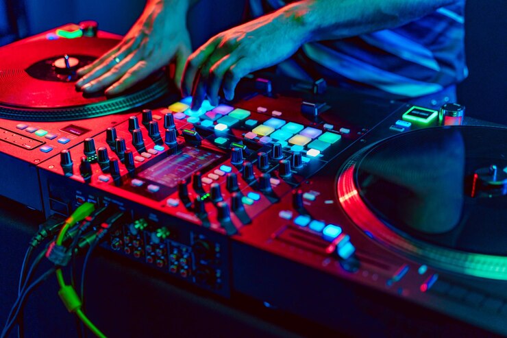 Foto close-up van de dj-console mixer tijdens het concert in de club