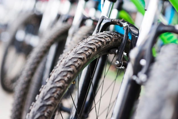 Foto close-up van de fiets in een fietsenwinkel