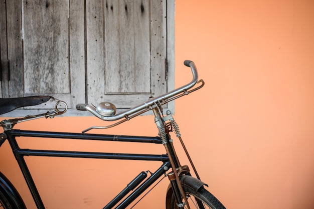 Close-up van de fiets tegen de muur