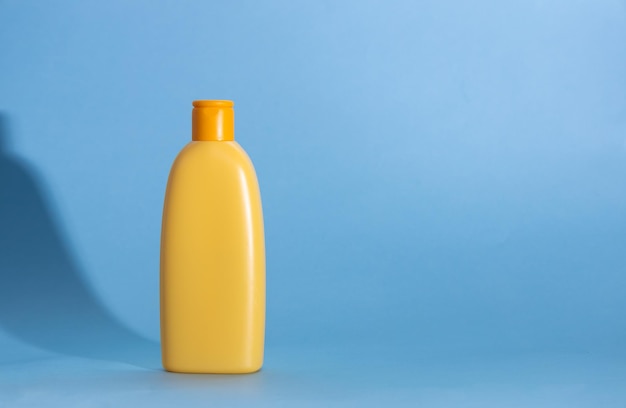 Close-up van de fles tegen blauwe achtergrond