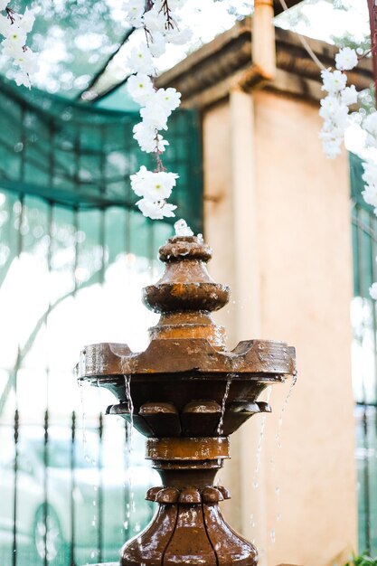 Foto close-up van de fontein per gebouw