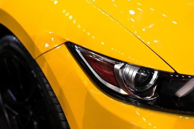 Close-up van de gele auto.