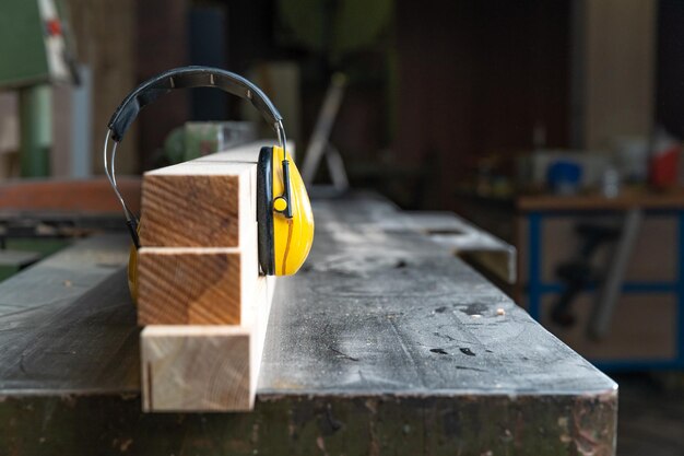 Close-up van de gele ring op tafel