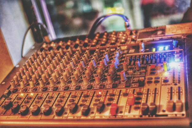 Close-up van de geluidsmixer in de studio
