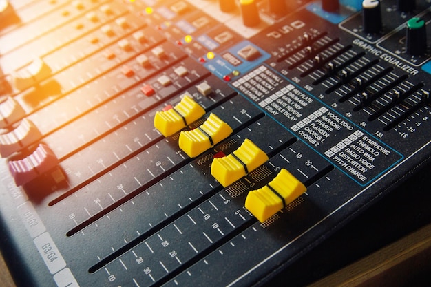 Close-up van de geluidsmixer.