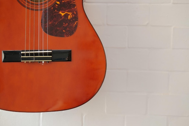 Foto close-up van de gitaar tegen de muur