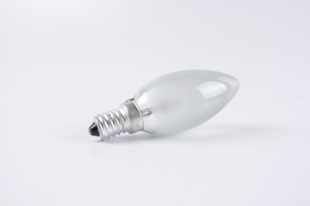 Close-up van de gloeilamp op een witte achtergrond
