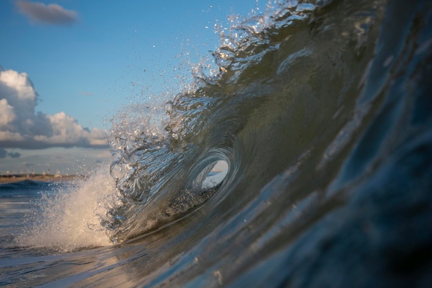 Foto close-up van de golven die op het strand spetteren