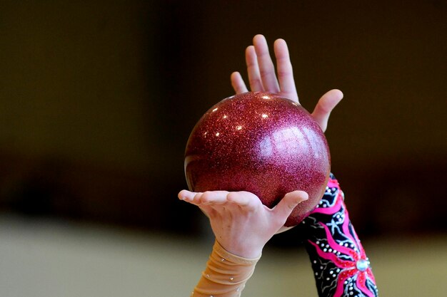 Foto close-up van de hand die de bal vasthoudt