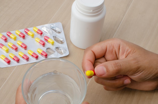 Close-up van de hand met een verscheidenheid aan medicijnen in pillen en tabletten vitaliteit en gezondheid Perfect voor het illustreren van behandelingen, medische zorg, apotheek en wellness