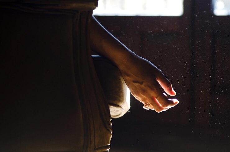 Foto close-up van de hand op de bank thuis