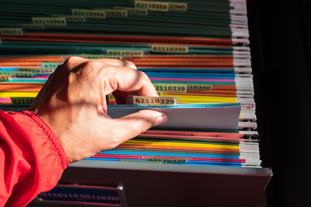 Close-up van de hand op het boek