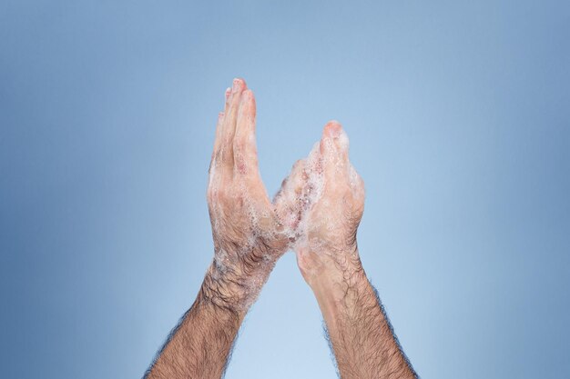 Foto close-up van de hand tegen blauwe achtergrond