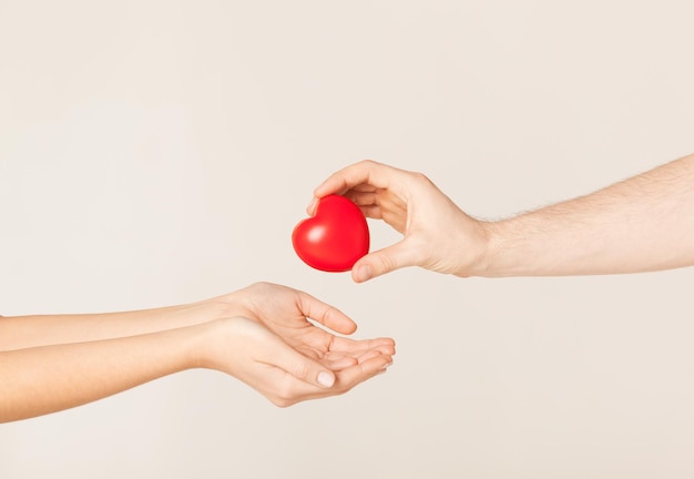 close-up van de hand van de man die een hart geeft aan de vrouw