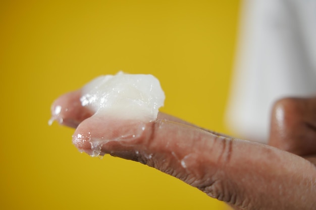 close-up van de hand van de man met vaseline