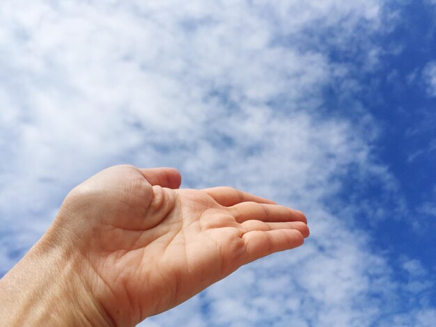 Foto close-up van de hand van de man tegen de lucht