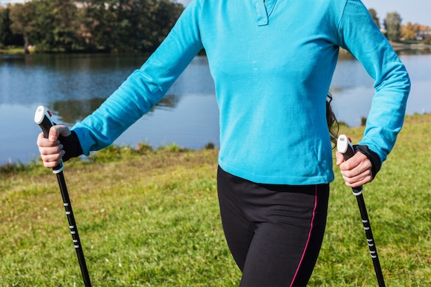 Close-up van de hand van de vrouw met nordic walking-stokken