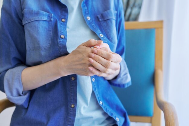 Close-up van de hand van de vrouw Stress nervositeit spanning angst angst mensen