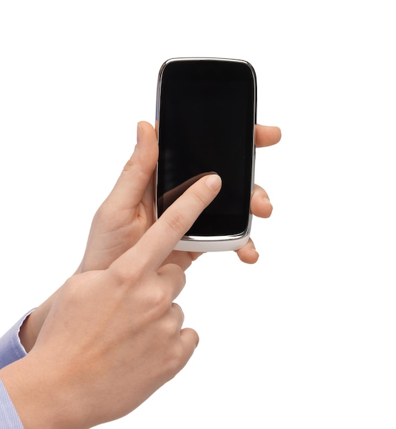close-up van de hand van de vrouw wijzend op het display van de smartphone